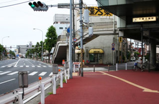千葉都市モノレール「千葉公園駅」から椿森陸橋方面に徒歩１分です。